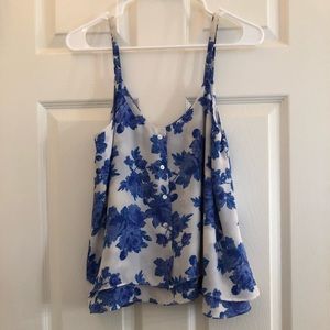 cute blue/white floral top 💙